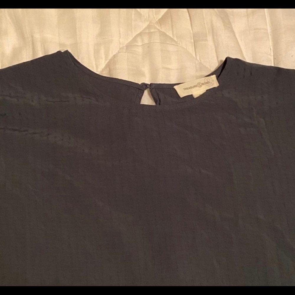 NWT Treasure Bond Long Sleeve Blouse Blue Slate Key Hole Button Back Neutral - Picture 6 of 8